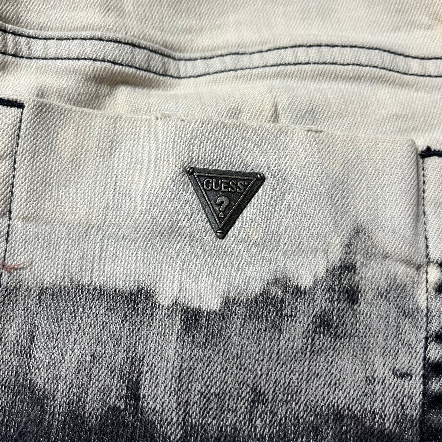 GUESS Y2K Studded Distressed Denim Shorts (Дамско)