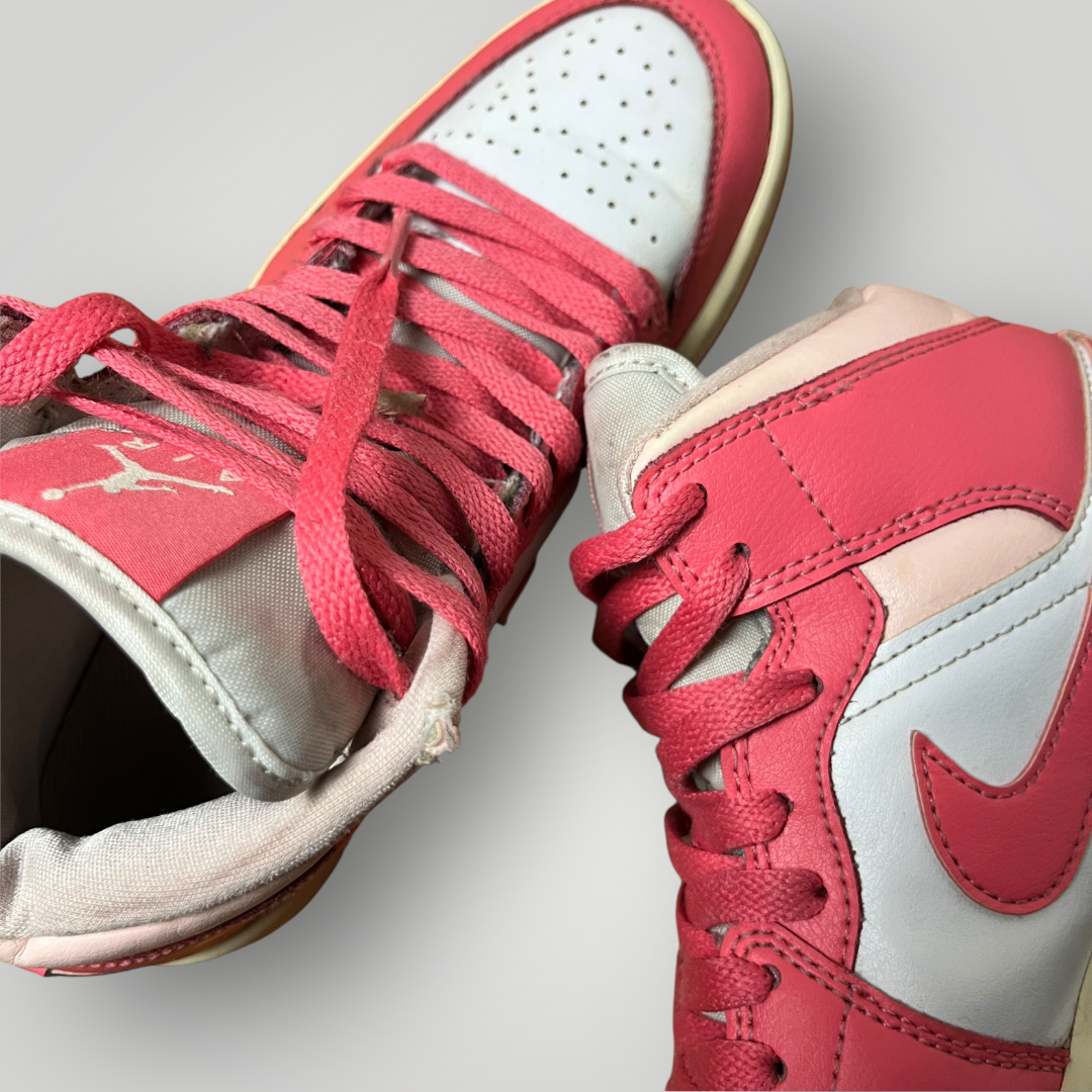 Jordan 1 Mid "Strawberries and Cream"