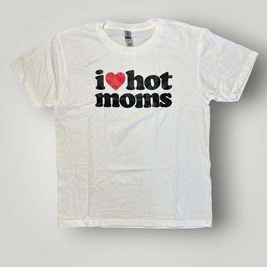 "I LOVE HOT MOMS" Funny Graphic T-Shirt