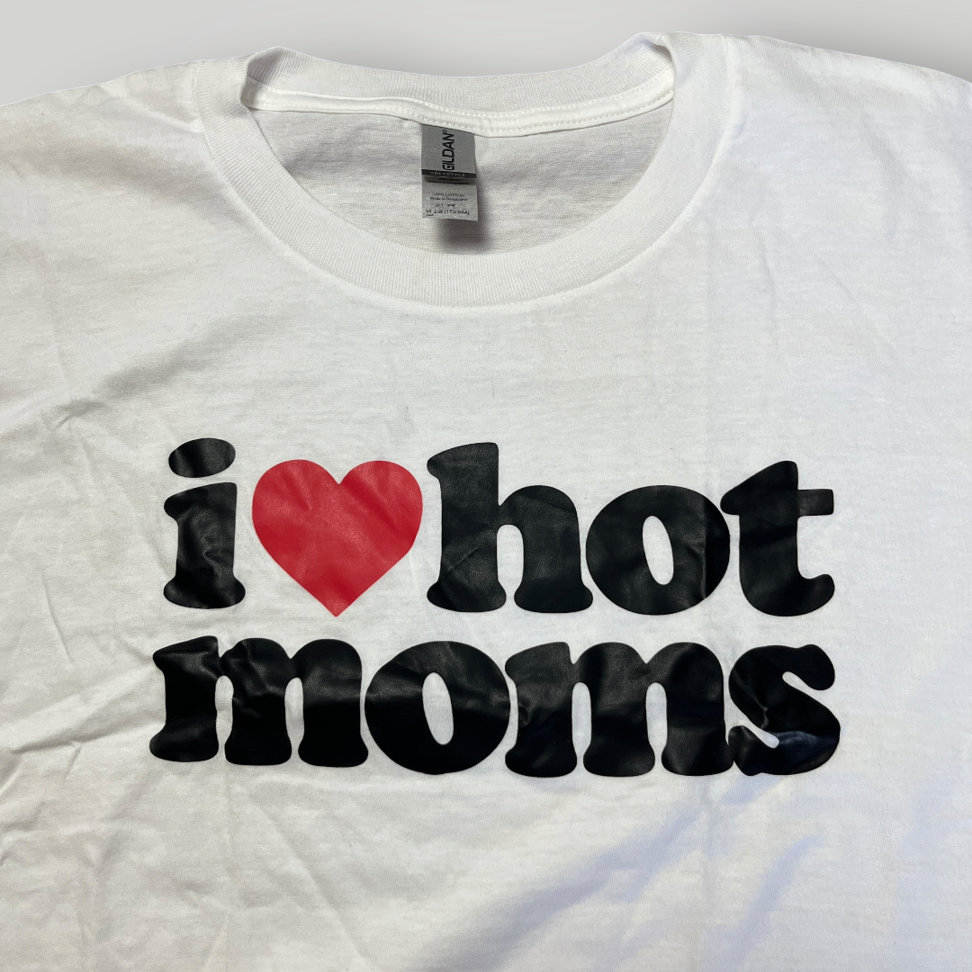 "I LOVE HOT MOMS" Funny Graphic T-Shirt