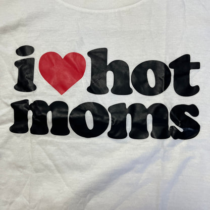 "I LOVE HOT MOMS" Funny Graphic T-Shirt